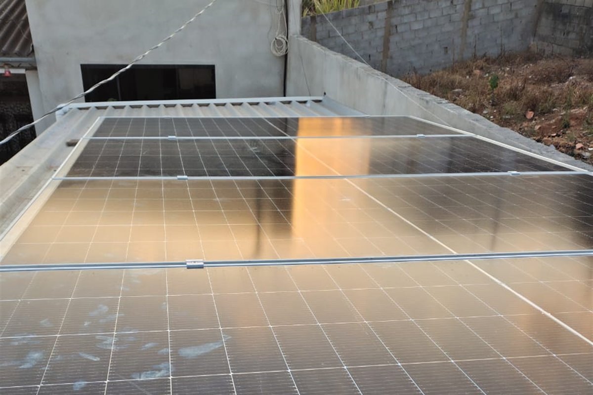 Instalação fotovoltaica residencial executada com estrutura e módulos sobre telhado